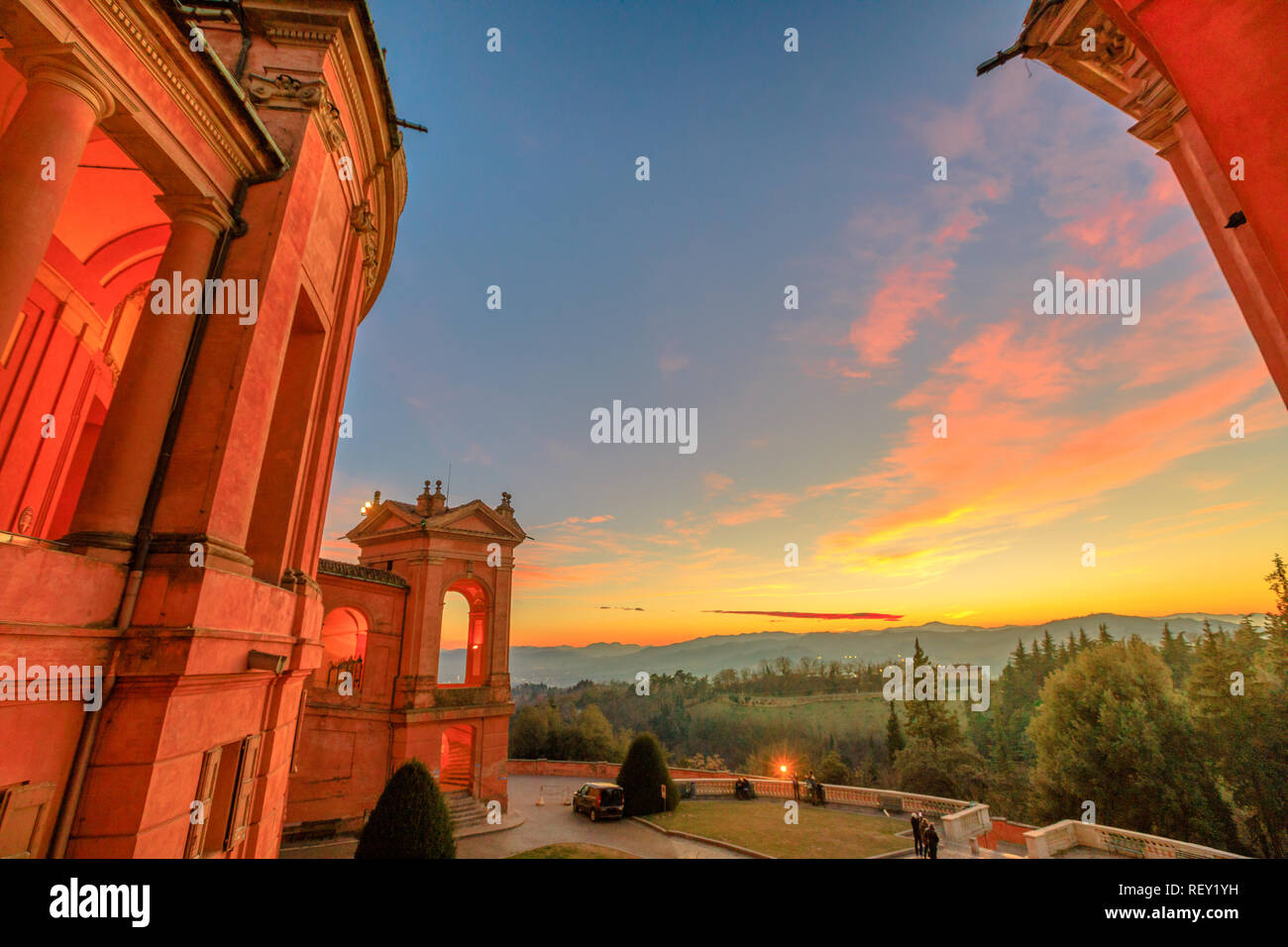 Paesaggio di colline sopra Bologna da una finestra sul portico di San Luca  Santuario con una scenografica la luce del tramonto. Vista laterale delle  arcate del porticato. Vista aerea sul sagrato della