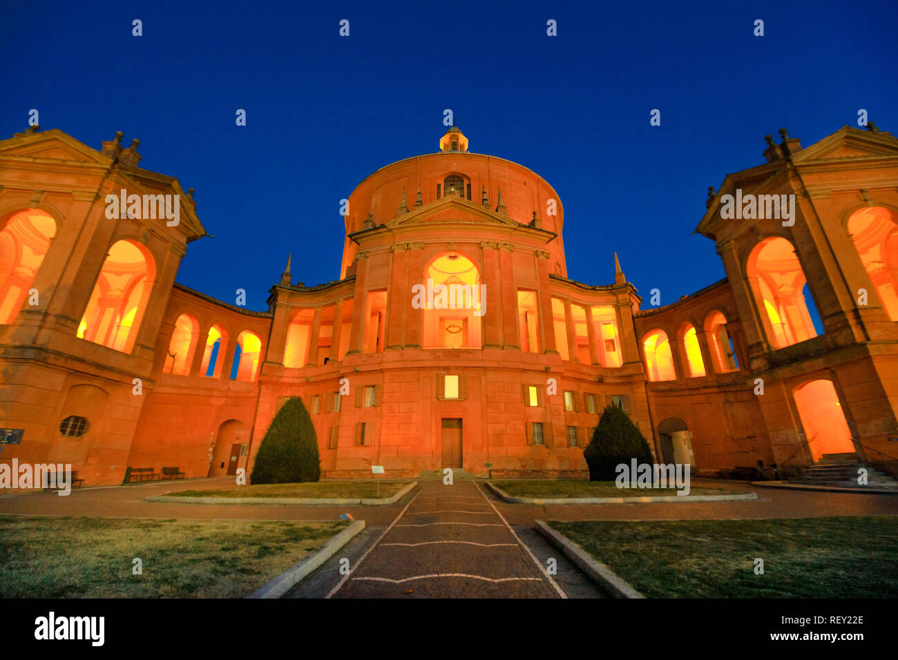 Cortile della Madonna di San Luca Santuario illuminato di notte. La facciata centrale della Basilica Chiesa di San Luca a Bologna, Emilia Romagna, Italia. Famoso punto di riferimento cityscape. Foto Stock