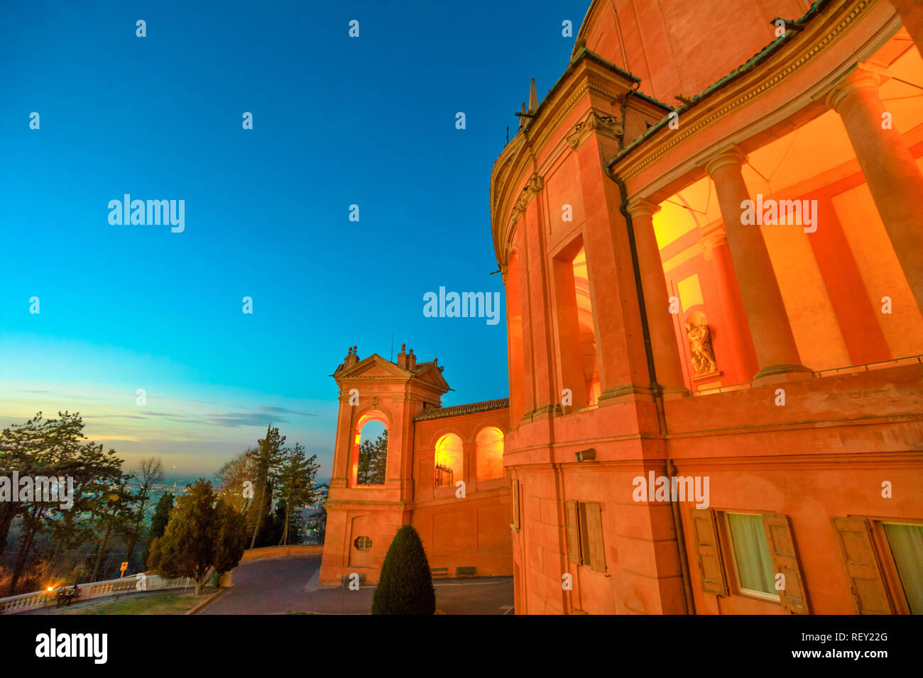 Vista laterale del Santuario della Madonna di San Luca e arcate del suo lungo porticato con la luce della sera. La chiesa della Beata Vergine di San Luca è una meta di pellegrinaggio. Foto Stock