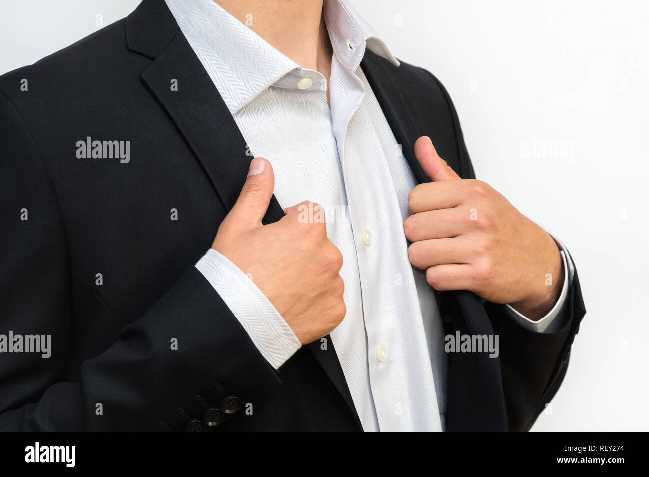 Primo piano di imprenditore in abito formale di correggere una camicia Foto Stock