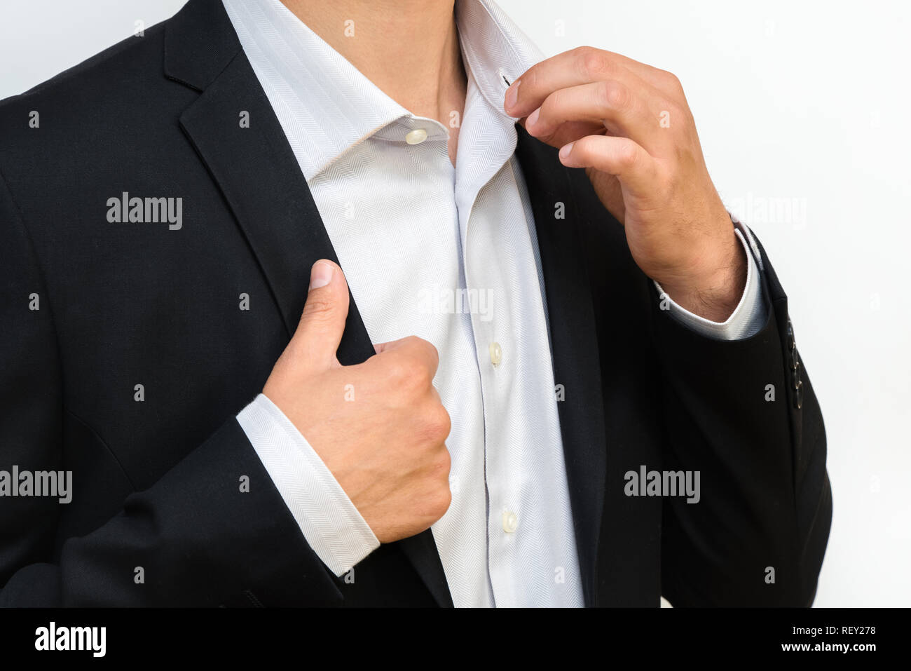 Primo piano di imprenditore in abito formale di correggere una camicia Foto Stock