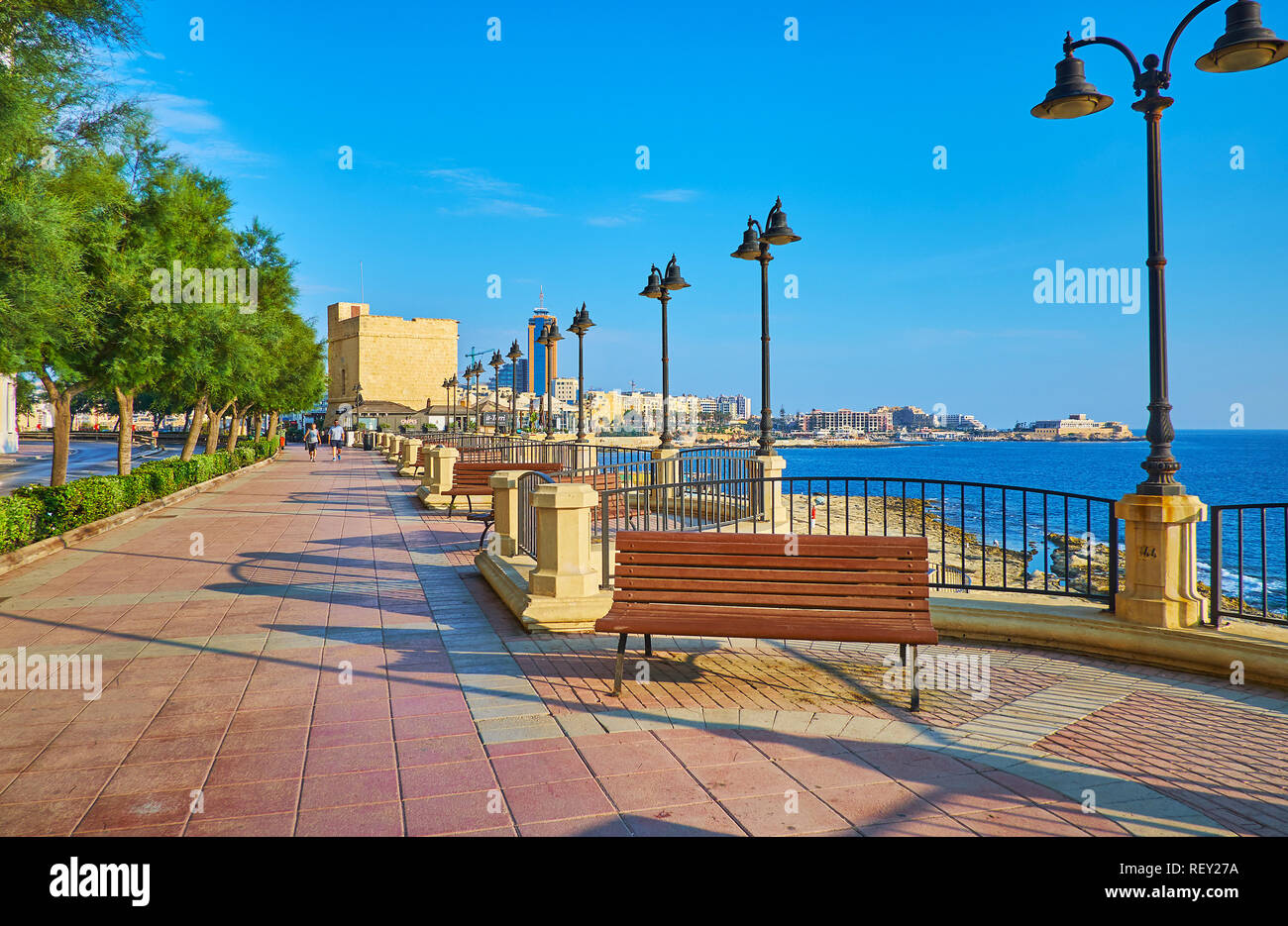 SLIEMA, Malta - 20 giugno 2018: a piedi sul lungomare con vista su St Julian's Tower - punto di riferimento storico del resort e la parte di De Redin towe Foto Stock