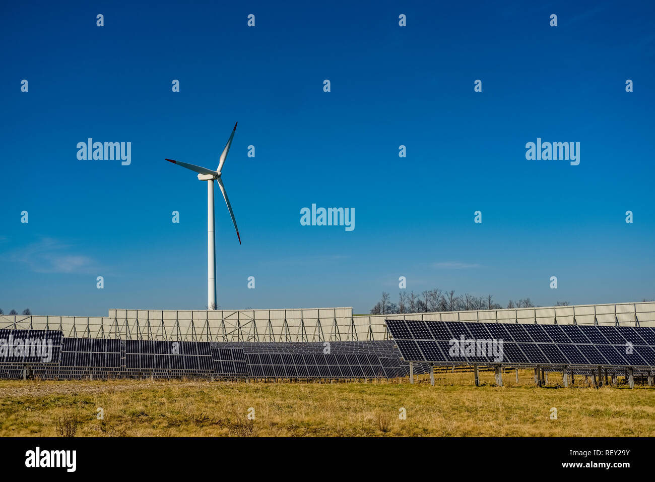 Photovoltaik pannelli solari e un impianto eolico in agricoltura paesaggio Foto Stock