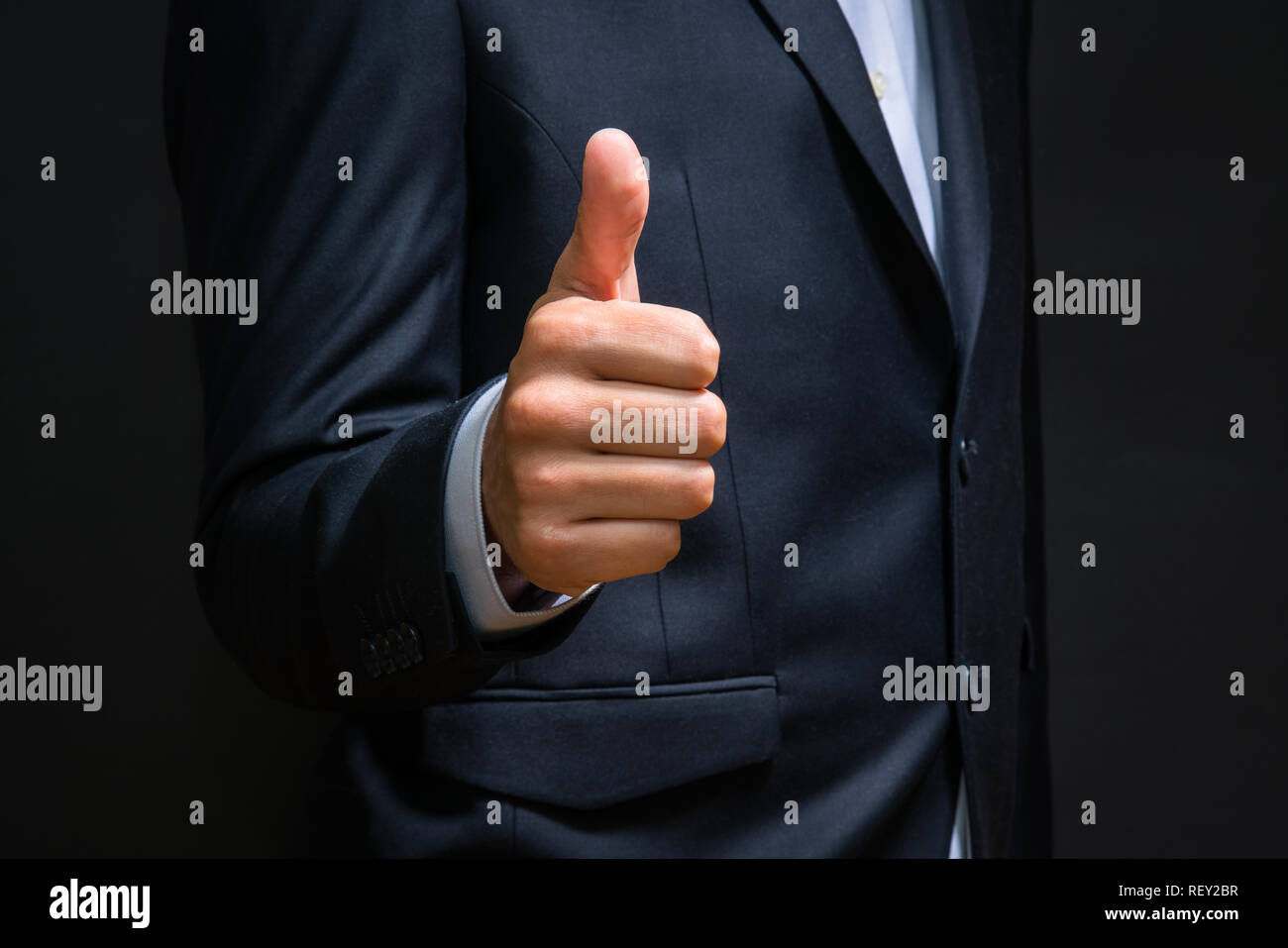 Business man mostra pollice in alto segno gesto. Business di successo di trattativa Foto Stock