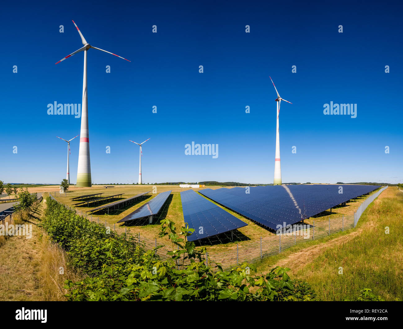 Alcuni impianti di energia eolica e Photovoltaik pannelli nella campagna agricola Foto Stock