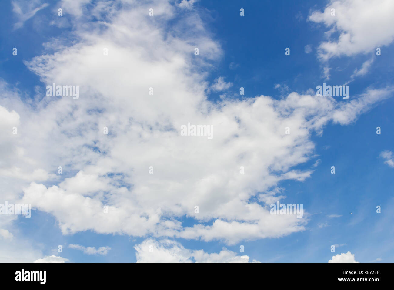 Il cielo blu con nuvole closeup Foto Stock