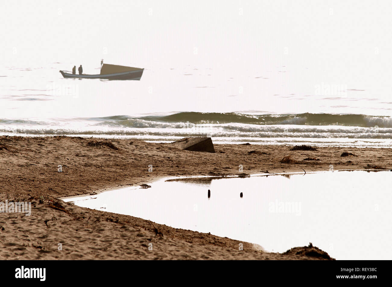 Coble tradizionale barca da pesca fuori dalla spiaggia a Druridge Bay, Northumberland Foto Stock