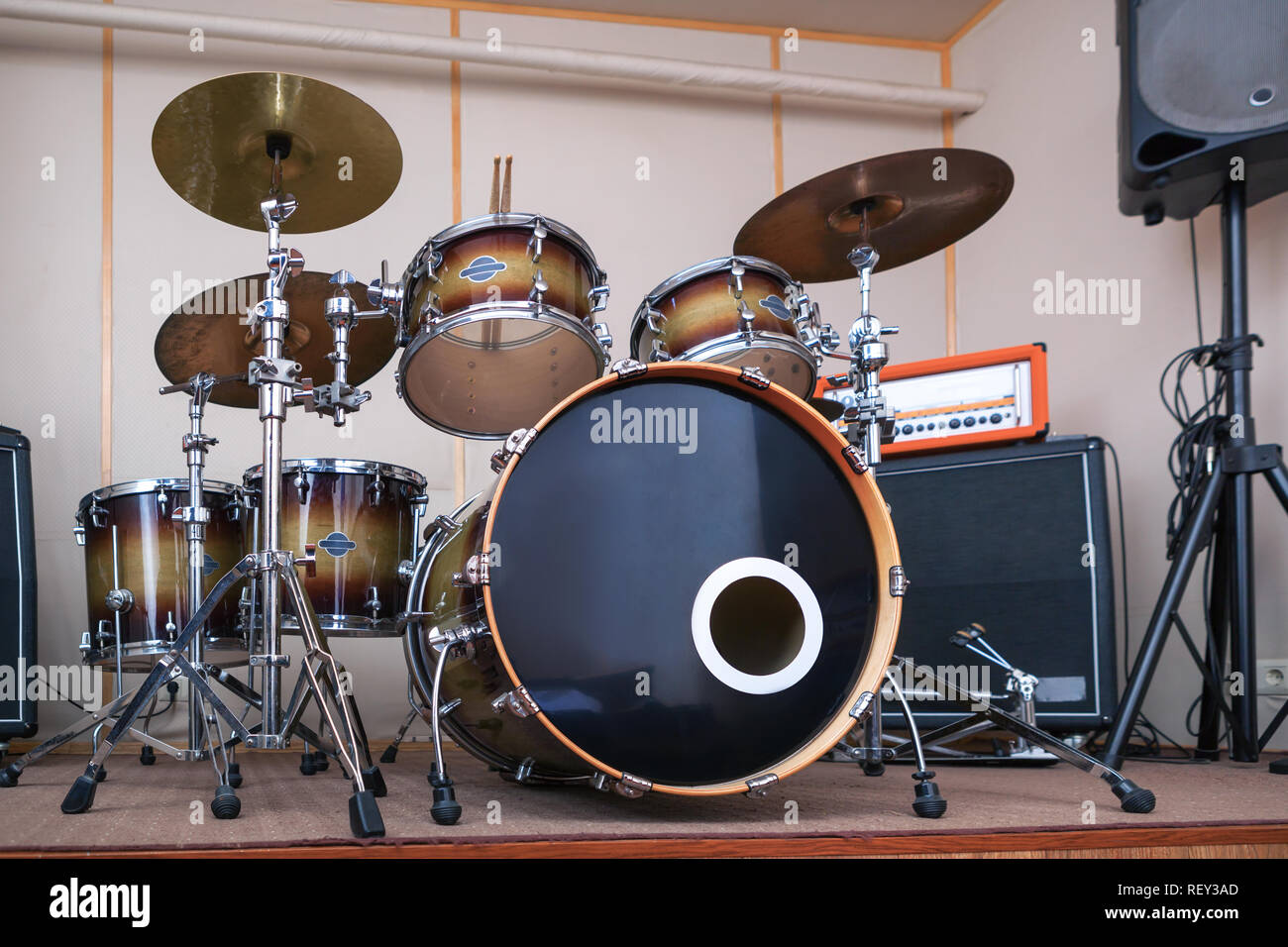 Musica spazio per prove con il drum kit e attrezzature musicali. Foto Stock