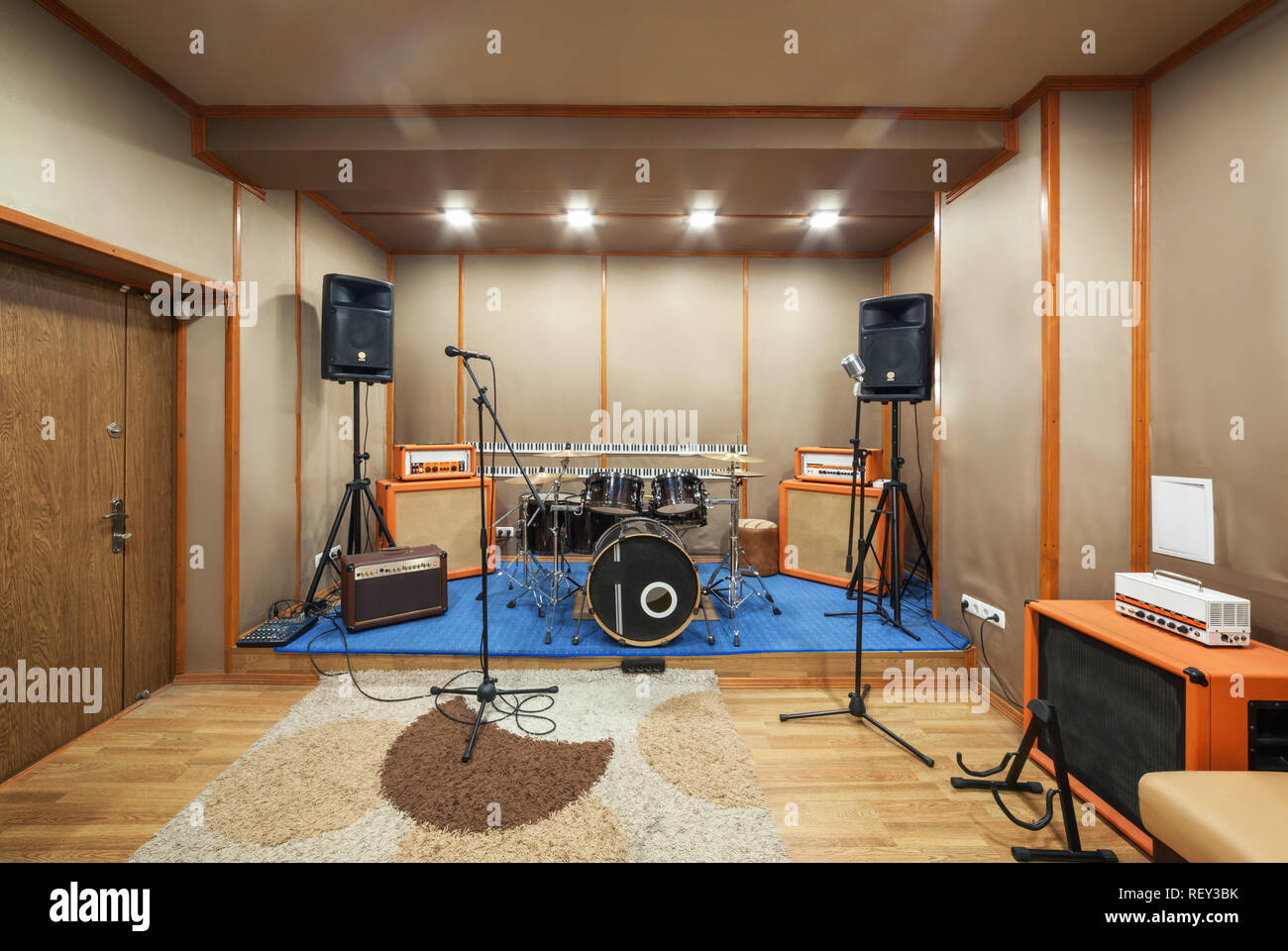 Musica spazio per prove con il drum kit e attrezzature musicali. Foto Stock
