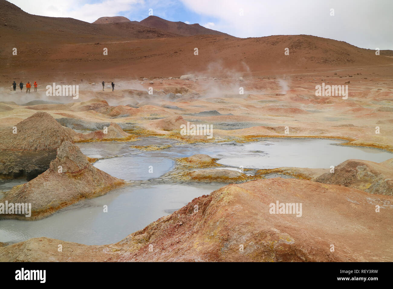 Fango bollente laghi di Sol de Manana o il sole di mattina campo geotermico nel dipartimento di Potosi della Bolivia, Sud America Foto Stock