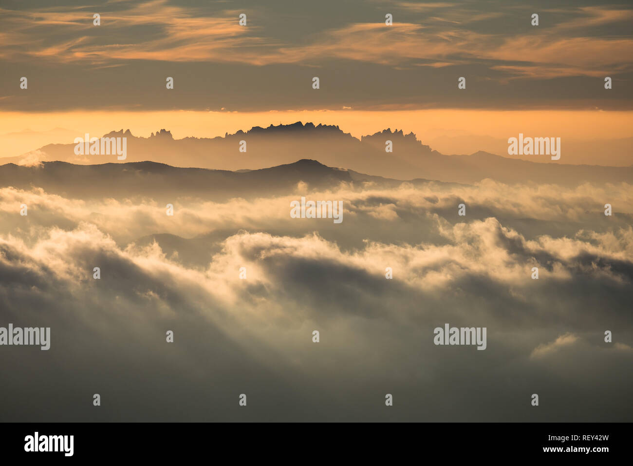 Silhouette di Montserrat al tramonto. Viste dal Matagalls (Montseny) Foto Stock