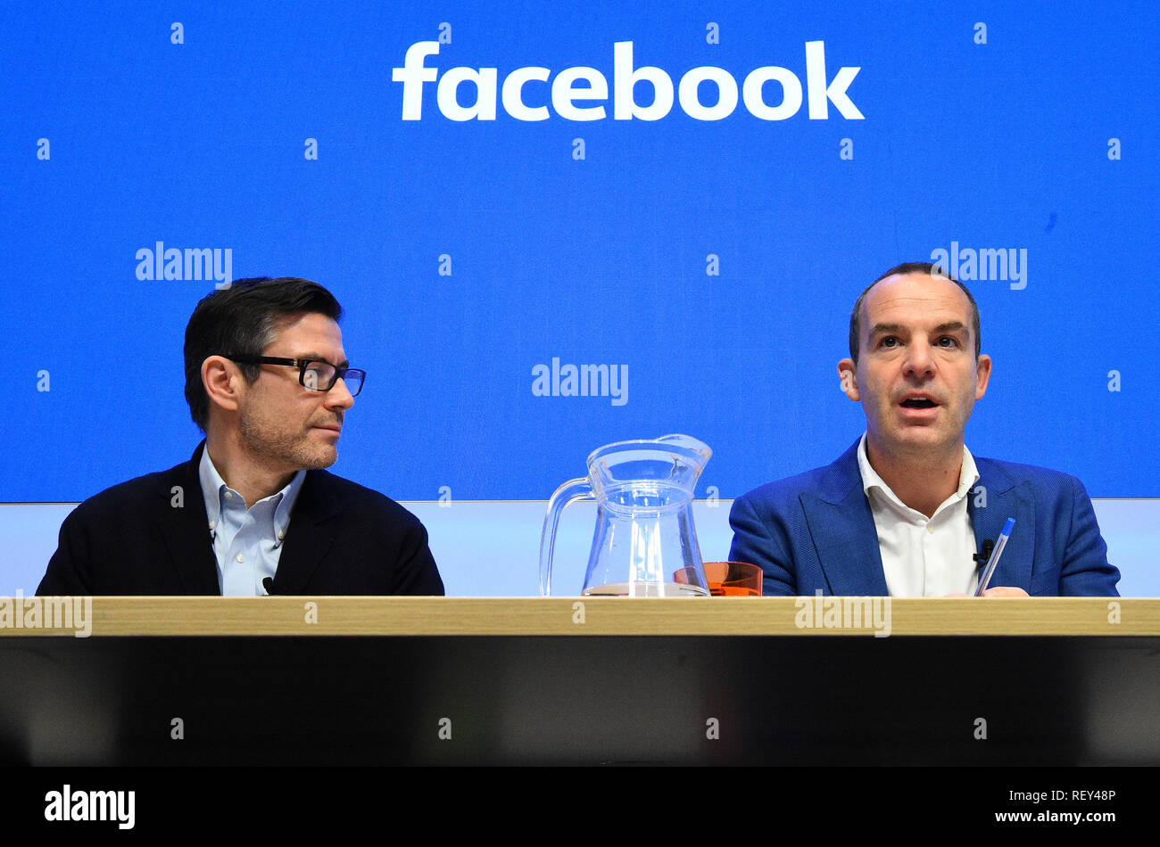 VP di Facebook in Nord Europa Steve Hatch (sinistra) e risparmiare denaro esperto Martin Lewis durante una conferenza stampa congiunta presso la sede centrale di Facebook a Londra. Foto Stock