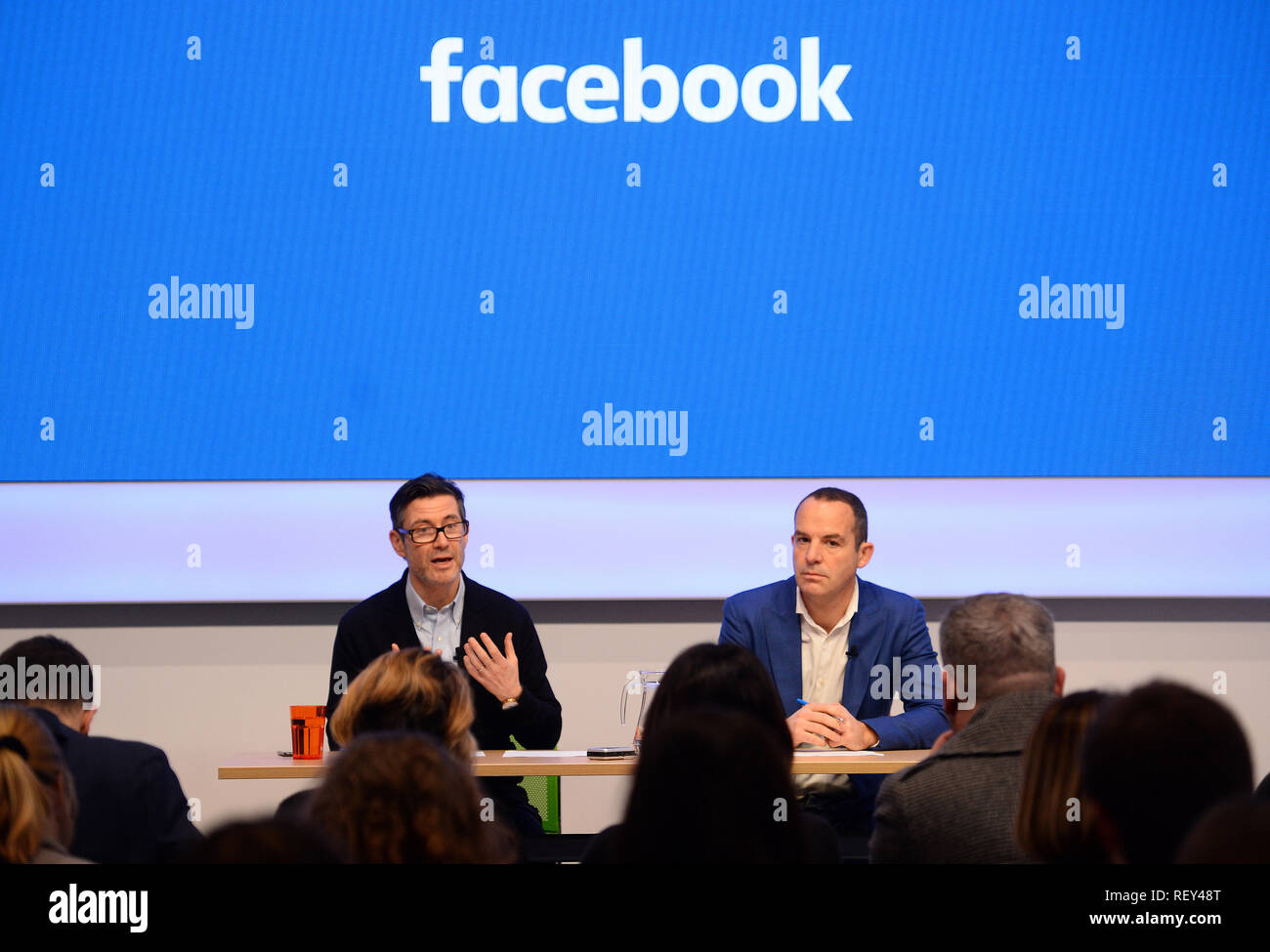 VP di Facebook in Nord Europa Steve Hatch (sinistra) e risparmiare denaro esperto Martin Lewis durante una conferenza stampa congiunta presso la sede centrale di Facebook a Londra. Foto Stock