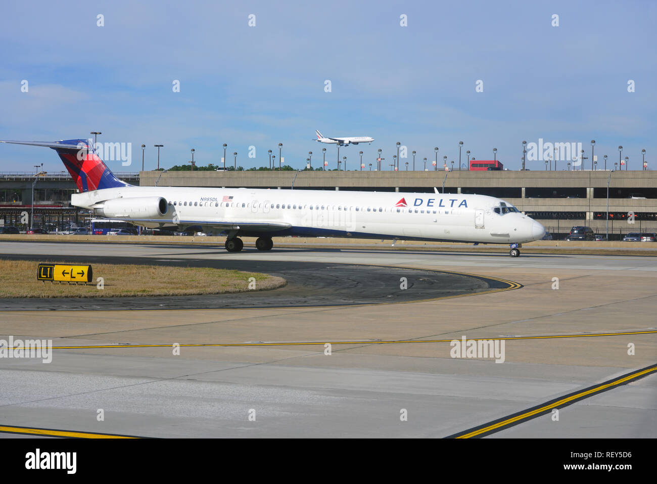 ATLANTA, GA -7 JAN 2019- Vista di aeroplani da Delta Airlines (DL) all'Hartsfield - Jackson di Atlanta International Airport (ATL), un mozzo per Delta. Foto Stock