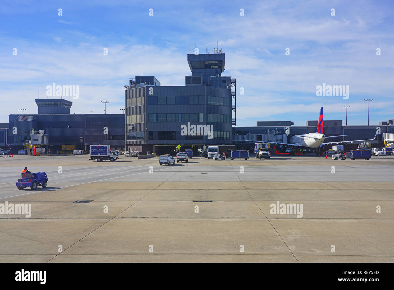 ATLANTA, GA -7 JAN 2019- Vista di aeroplani da Delta Airlines (DL) all'Hartsfield - Jackson di Atlanta International Airport (ATL), un mozzo per Delta. Foto Stock