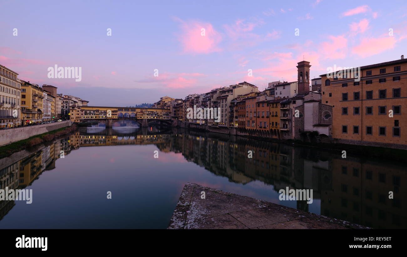 Ponte Vecchio Firenze Italia una vista lungo il fiume Arno Foto Stock