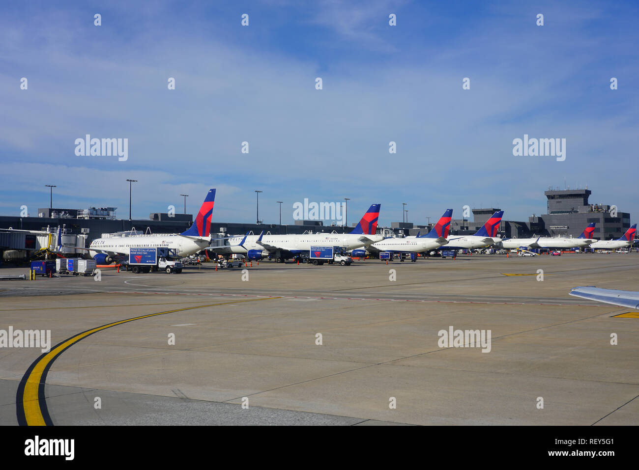 ATLANTA, GA -7 JAN 2019- Vista di aeroplani da Delta Airlines (DL) all'Hartsfield - Jackson di Atlanta International Airport (ATL), un mozzo per Delta. Foto Stock
