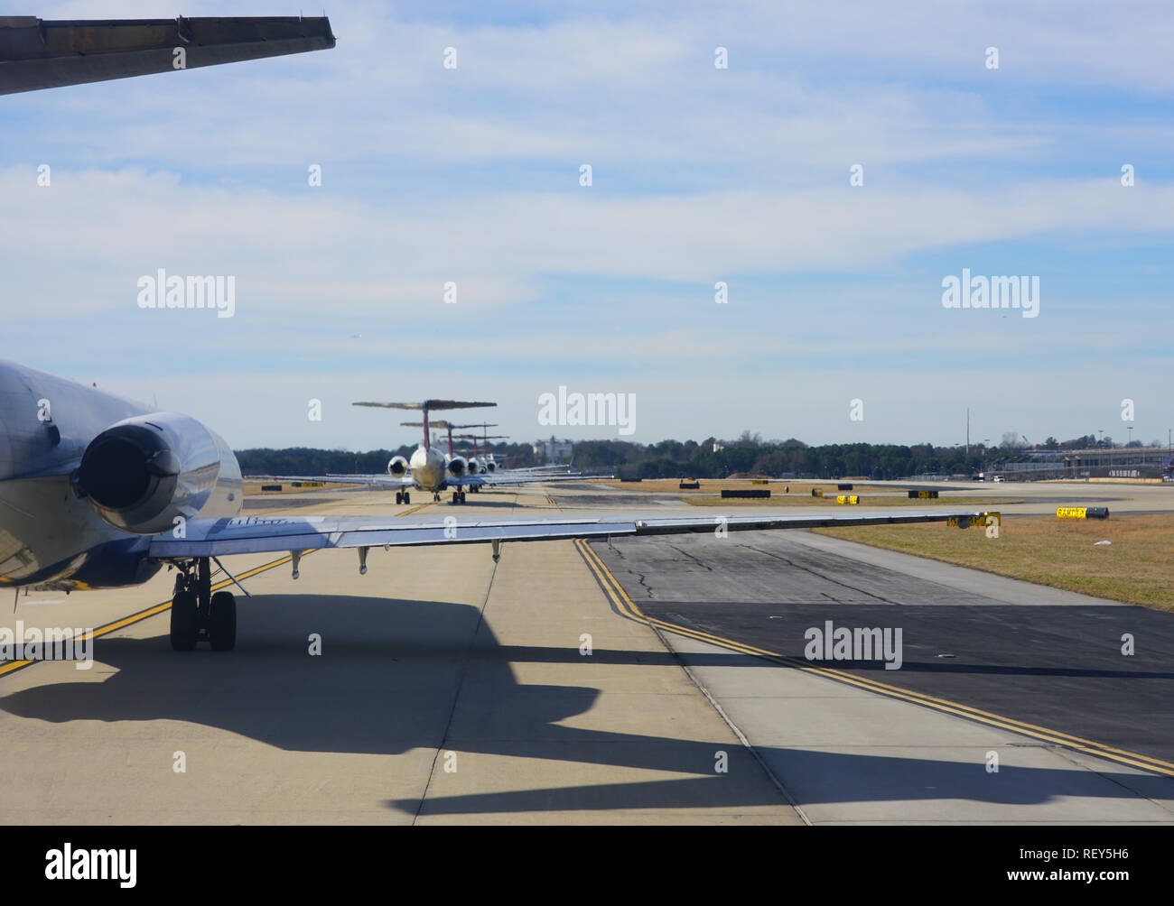 ATLANTA, GA -7 JAN 2019- Vista di aeroplani da Delta Airlines (DL) all'Hartsfield - Jackson di Atlanta International Airport (ATL), un mozzo per Delta. Foto Stock