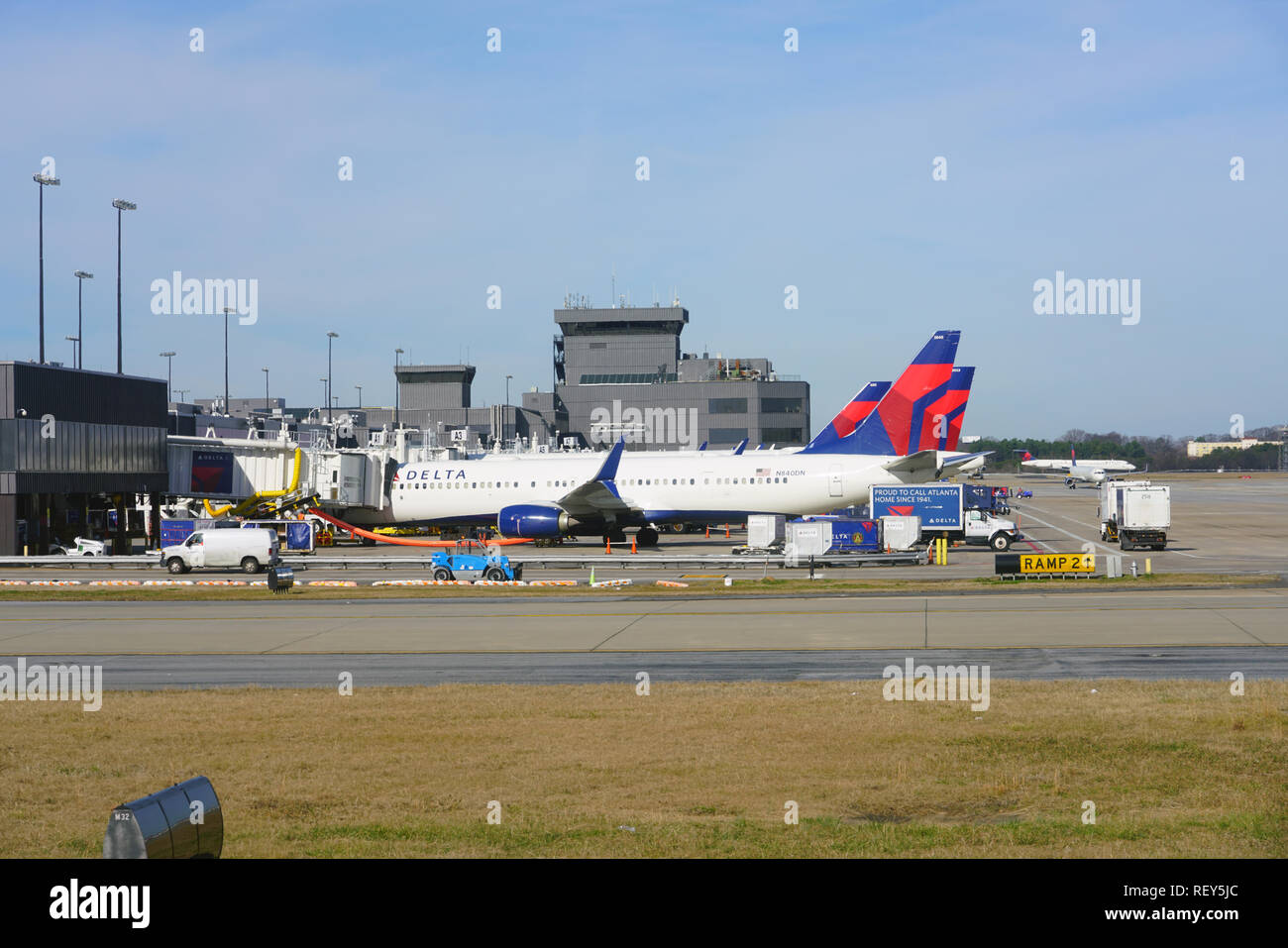 ATLANTA, GA -7 JAN 2019- Vista di aeroplani da Delta Airlines (DL) all'Hartsfield - Jackson di Atlanta International Airport (ATL), un mozzo per Delta. Foto Stock