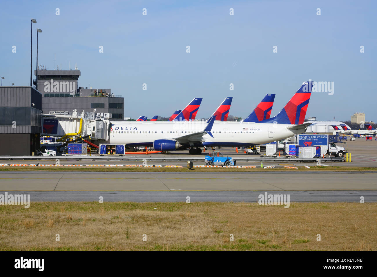 ATLANTA, GA -7 JAN 2019- Vista di aeroplani da Delta Airlines (DL) all'Hartsfield - Jackson di Atlanta International Airport (ATL), un mozzo per Delta. Foto Stock