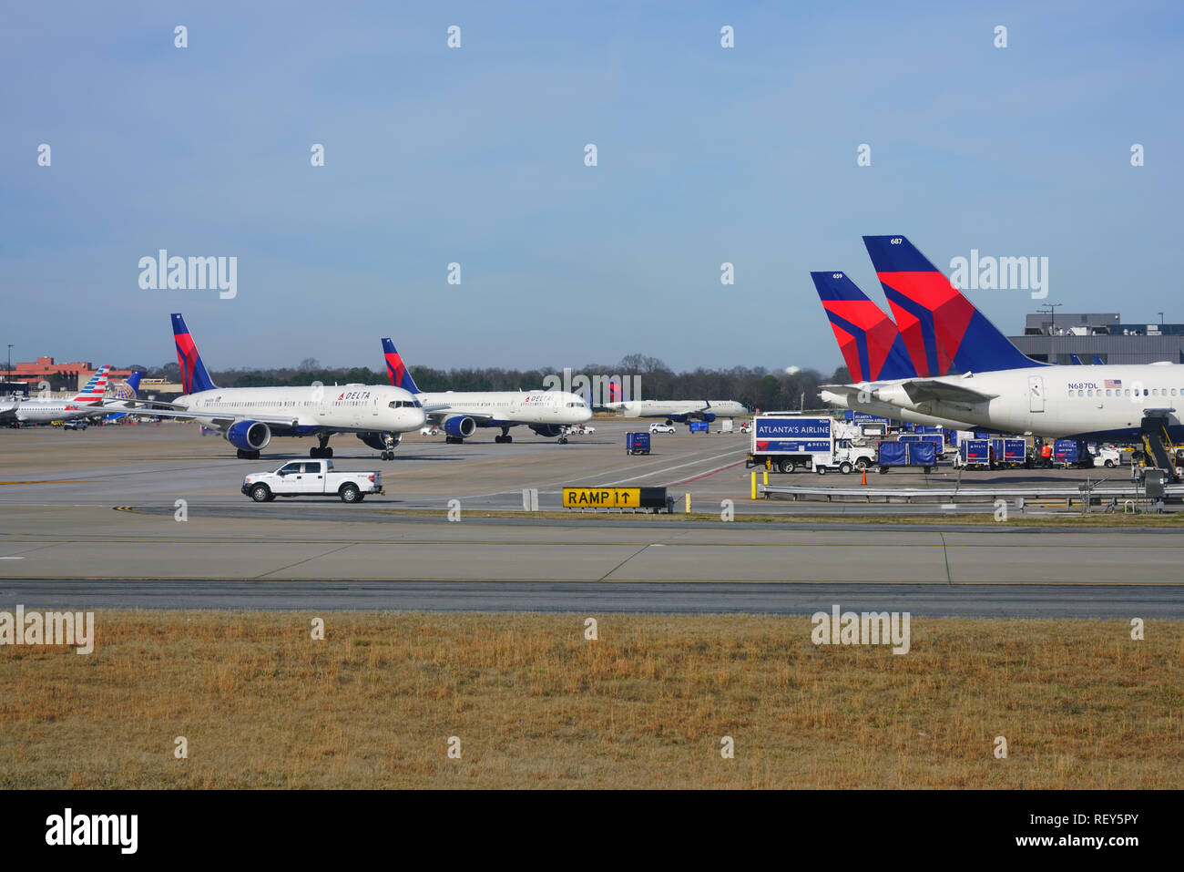 ATLANTA, GA -7 JAN 2019- Vista di aeroplani da Delta Airlines (DL) all'Hartsfield - Jackson di Atlanta International Airport (ATL), un mozzo per Delta. Foto Stock