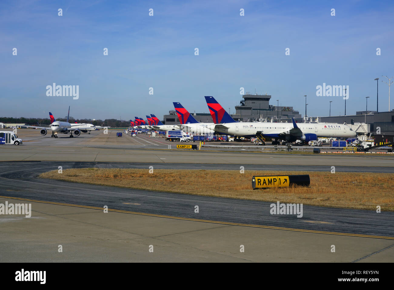 ATLANTA, GA -7 JAN 2019- Vista di aeroplani da Delta Airlines (DL) all'Hartsfield - Jackson di Atlanta International Airport (ATL), un mozzo per Delta. Foto Stock
