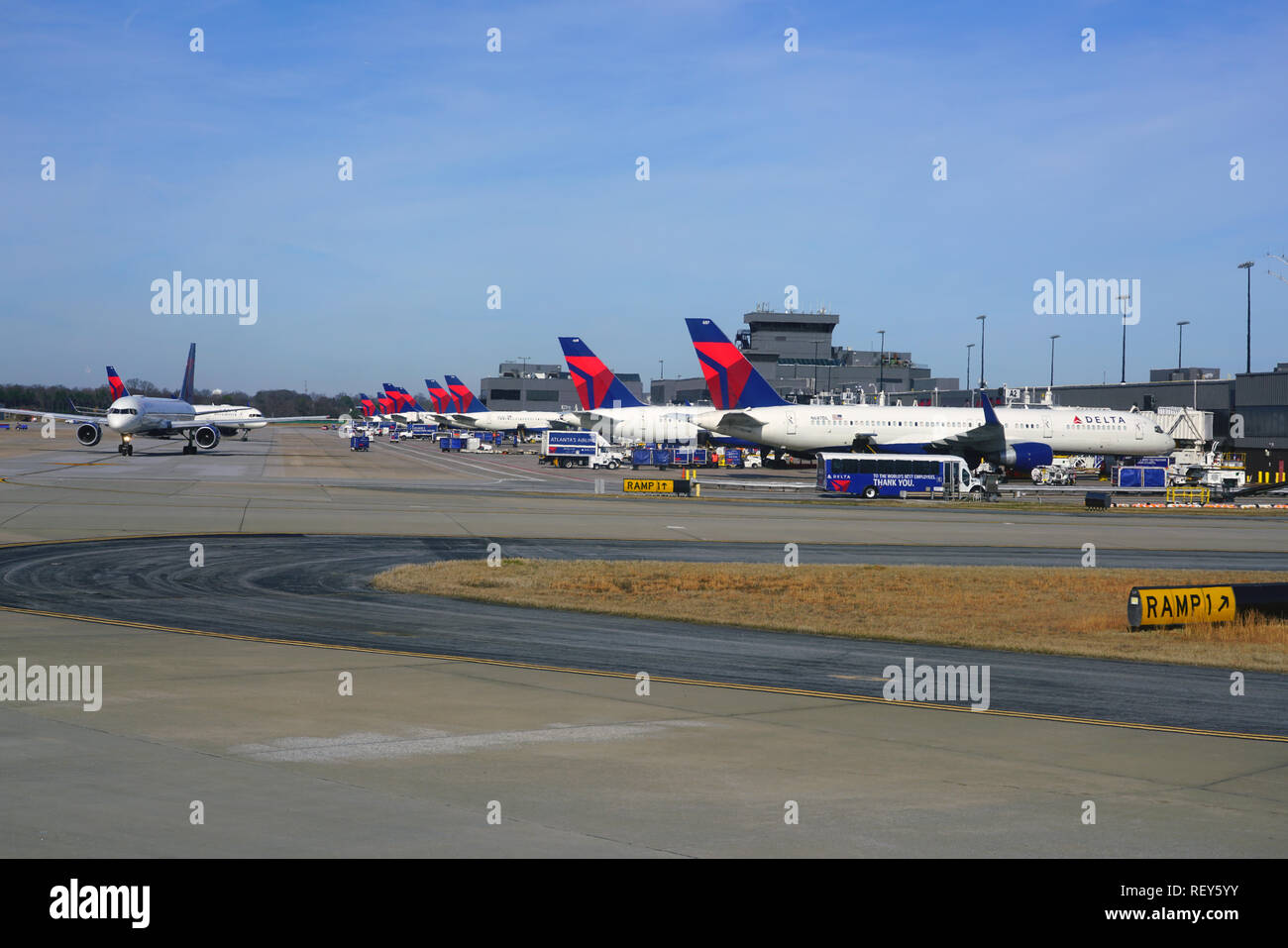 ATLANTA, GA -7 JAN 2019- Vista di aeroplani da Delta Airlines (DL) all'Hartsfield - Jackson di Atlanta International Airport (ATL), un mozzo per Delta. Foto Stock