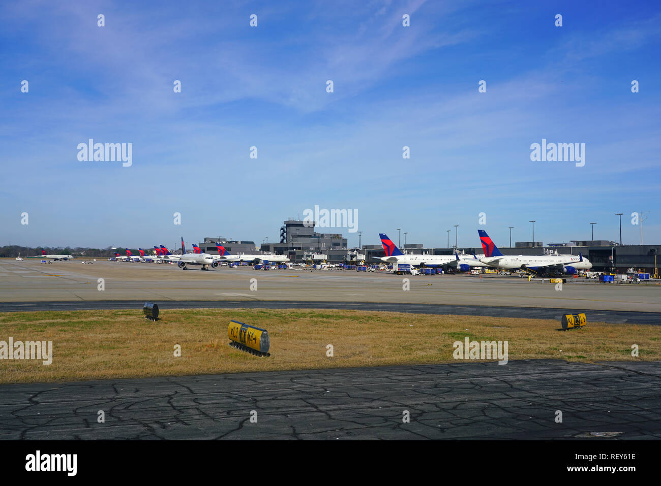 ATLANTA, GA -7 JAN 2019- Vista di aeroplani da Delta Airlines (DL) all'Hartsfield - Jackson di Atlanta International Airport (ATL), un mozzo per Delta. Foto Stock
