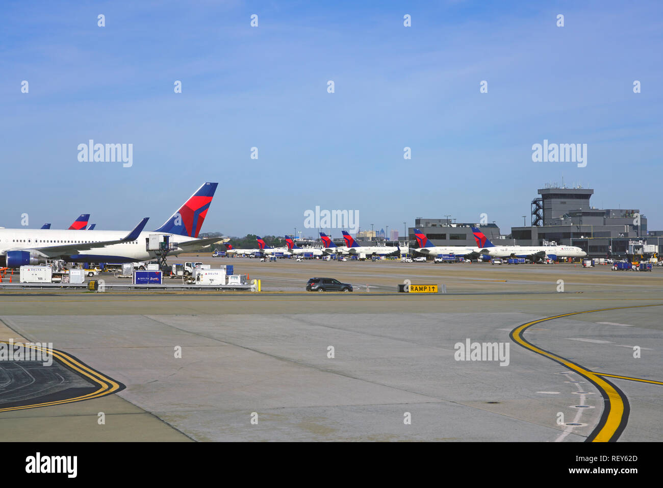 ATLANTA, GA -7 JAN 2019- Vista di aeroplani da Delta Airlines (DL) all'Hartsfield - Jackson di Atlanta International Airport (ATL), un mozzo per Delta. Foto Stock