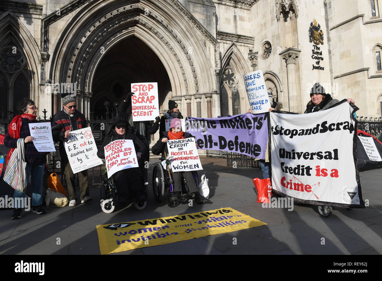 Attivisti al di fuori della Corte di giustizia reale a Londra che sostengono la sfida legale contro il sistema di previdenza del credito universale del governo. Foto Stock