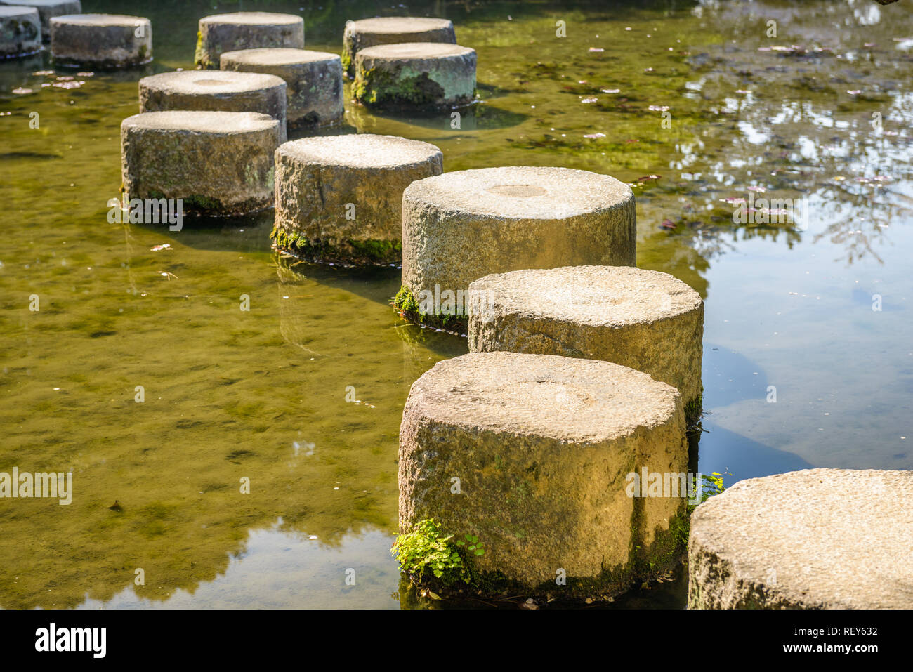 Pietre miliari al Santuario Heian a Kyoto, in Giappone. Foto Stock