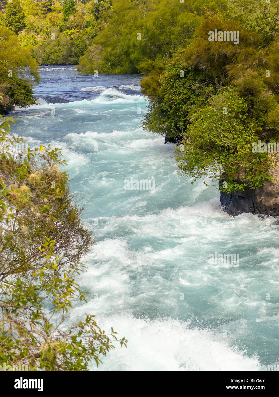 La Huka Falls sono una serie di cascate sul fiume Waikato che drena Lago Taupo in Nuova Zelanda. Foto Stock