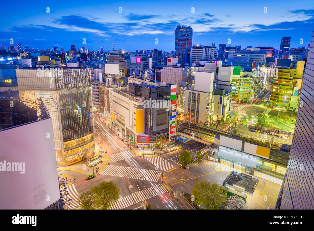 Tokyo, Giappone skyline della città su Shibuya Crossing al crepuscolo. Foto Stock