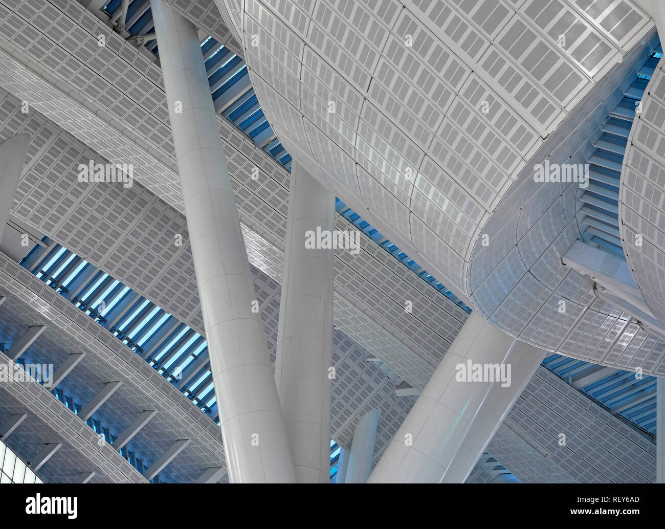Vista astratta del tetto verso la penombra. A ovest della stazione di Kowloon, Hong Kong, Cina. Architetto: Andrew Bromberg Aedas, 2018. Foto Stock