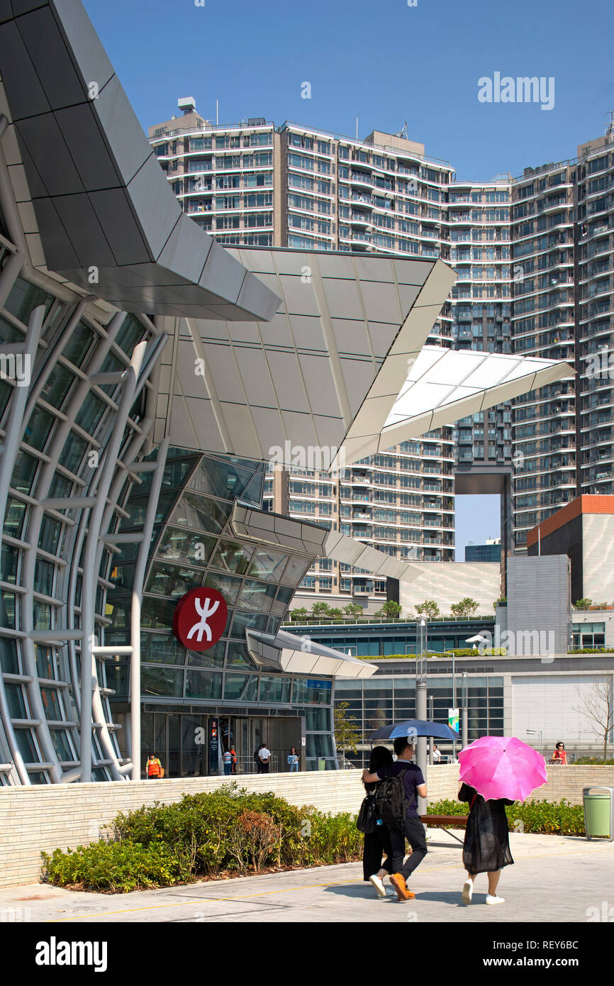Vista laterale con le figure. A ovest della stazione di Kowloon, Hong Kong, Cina. Architetto: Andrew Bromberg Aedas, 2018. Foto Stock