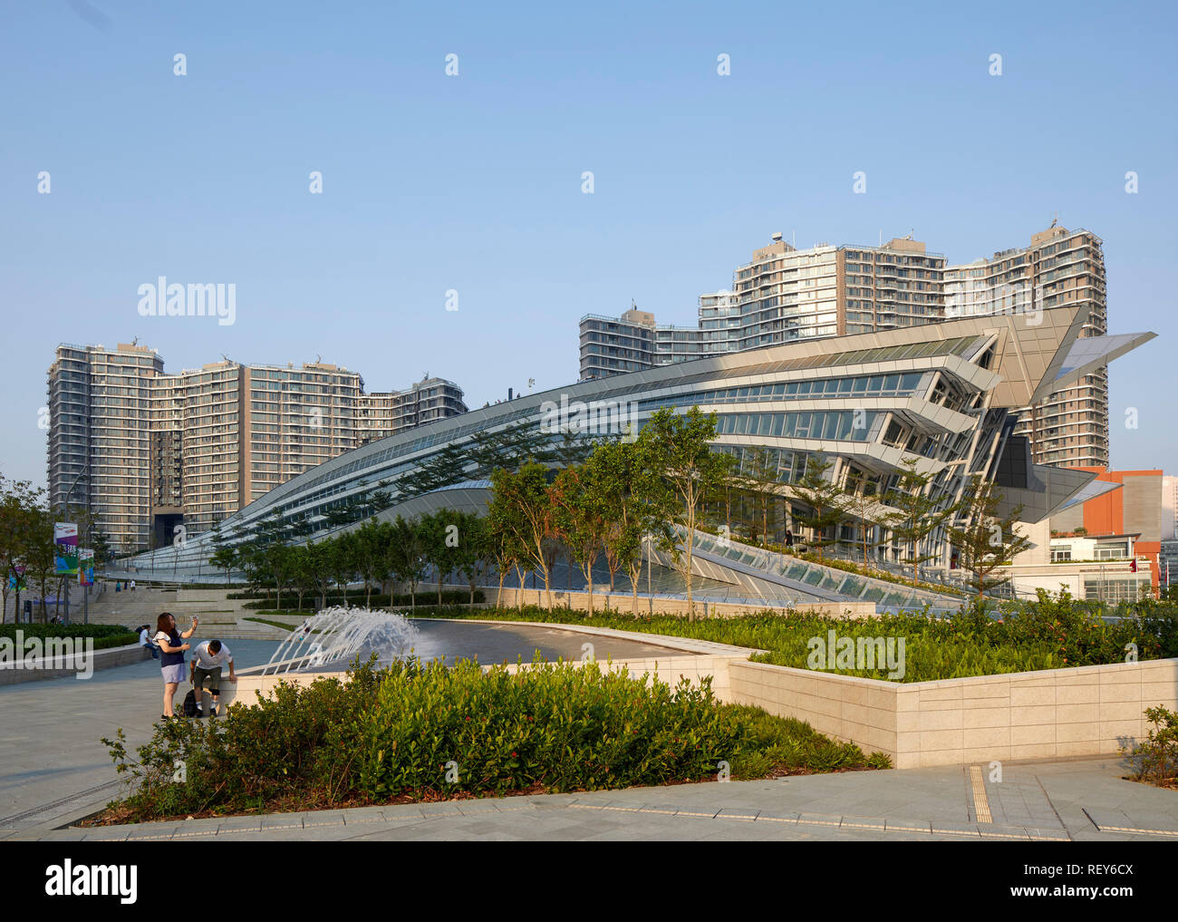 Vista laterale complessiva nel tardo pomeriggio. A ovest della stazione di Kowloon, Hong Kong, Cina. Architetto: Andrew Bromberg Aedas, 2018. Foto Stock
