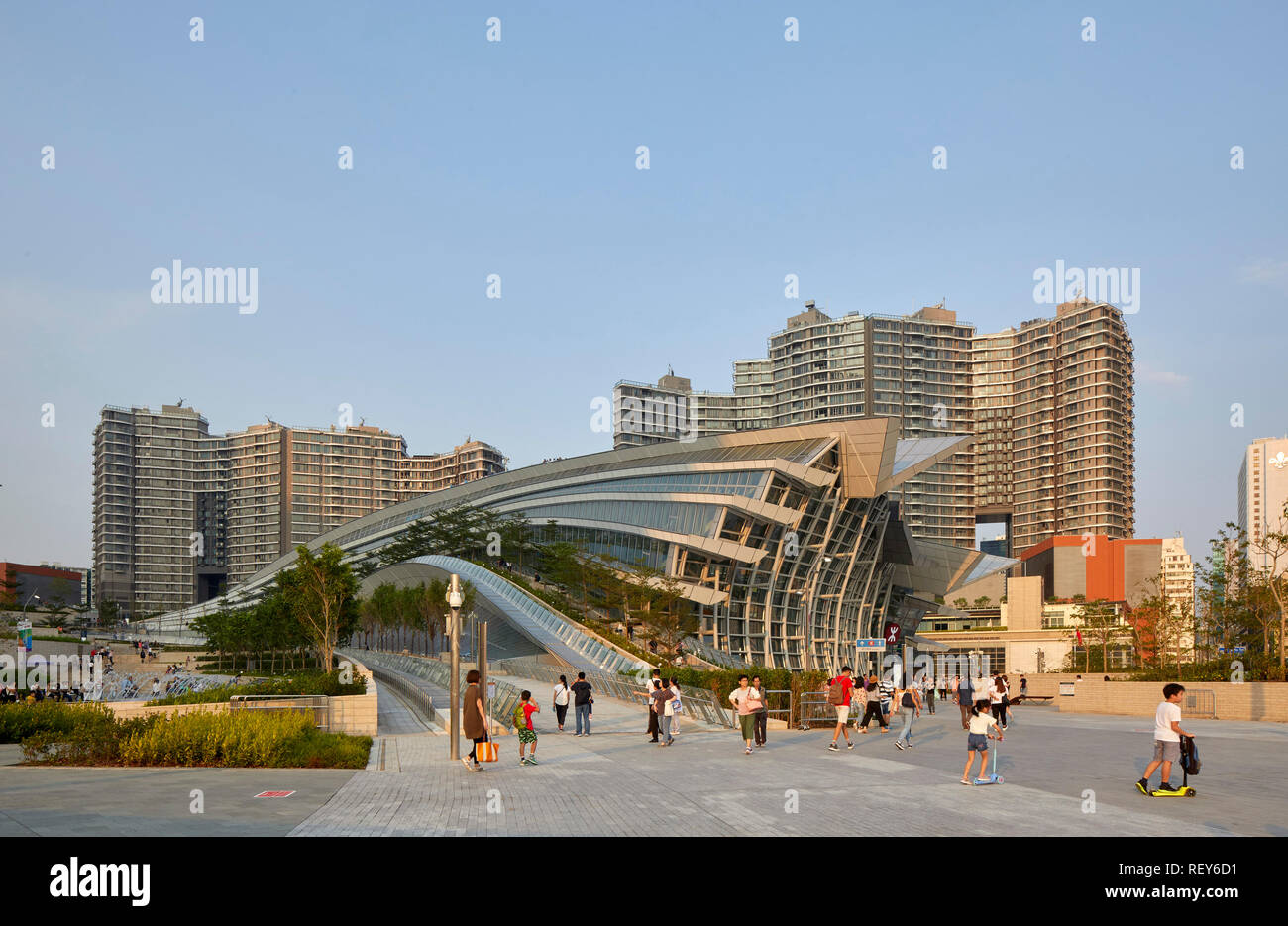 Vista laterale complessiva nel tardo pomeriggio. A ovest della stazione di Kowloon, Hong Kong, Cina. Architetto: Andrew Bromberg Aedas, 2018. Foto Stock
