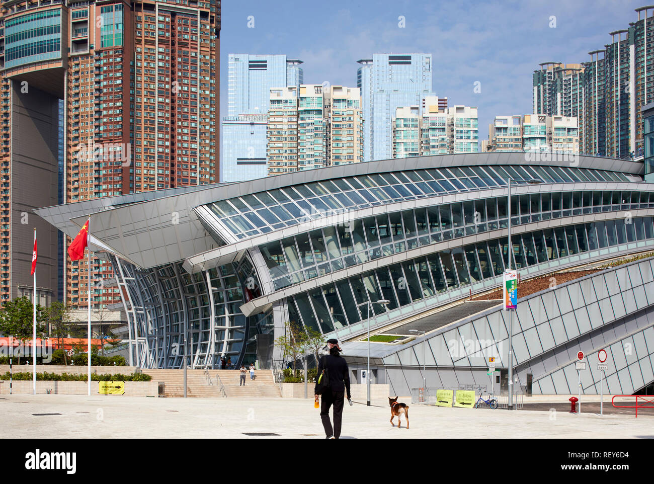 Vista dal lato approccio con Chinnese bandiera. A ovest della stazione di Kowloon, Hong Kong, Cina. Architetto: Andrew Bromberg Aedas, 2018. Foto Stock