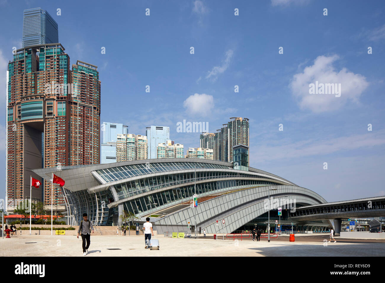 Vista dal lato approccio con Chinnese bandiera. A ovest della stazione di Kowloon, Hong Kong, Cina. Architetto: Andrew Bromberg Aedas, 2018. Foto Stock