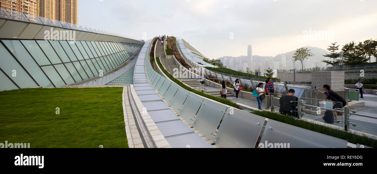 Pubblico passeggio oltre il tetto della stazione. A ovest della stazione di Kowloon, Hong Kong, Cina. Architetto: Andrew Bromberg Aedas, 2018. Foto Stock