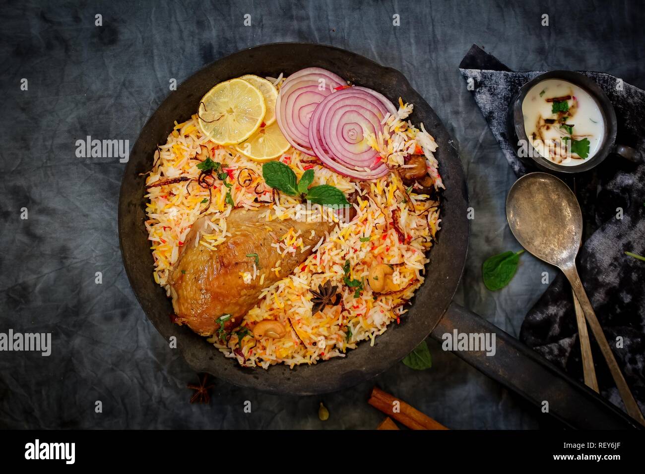 La Turchia Biryani - Pasto di ringraziamento con riso e marinato la Turchia vista aerea Foto Stock