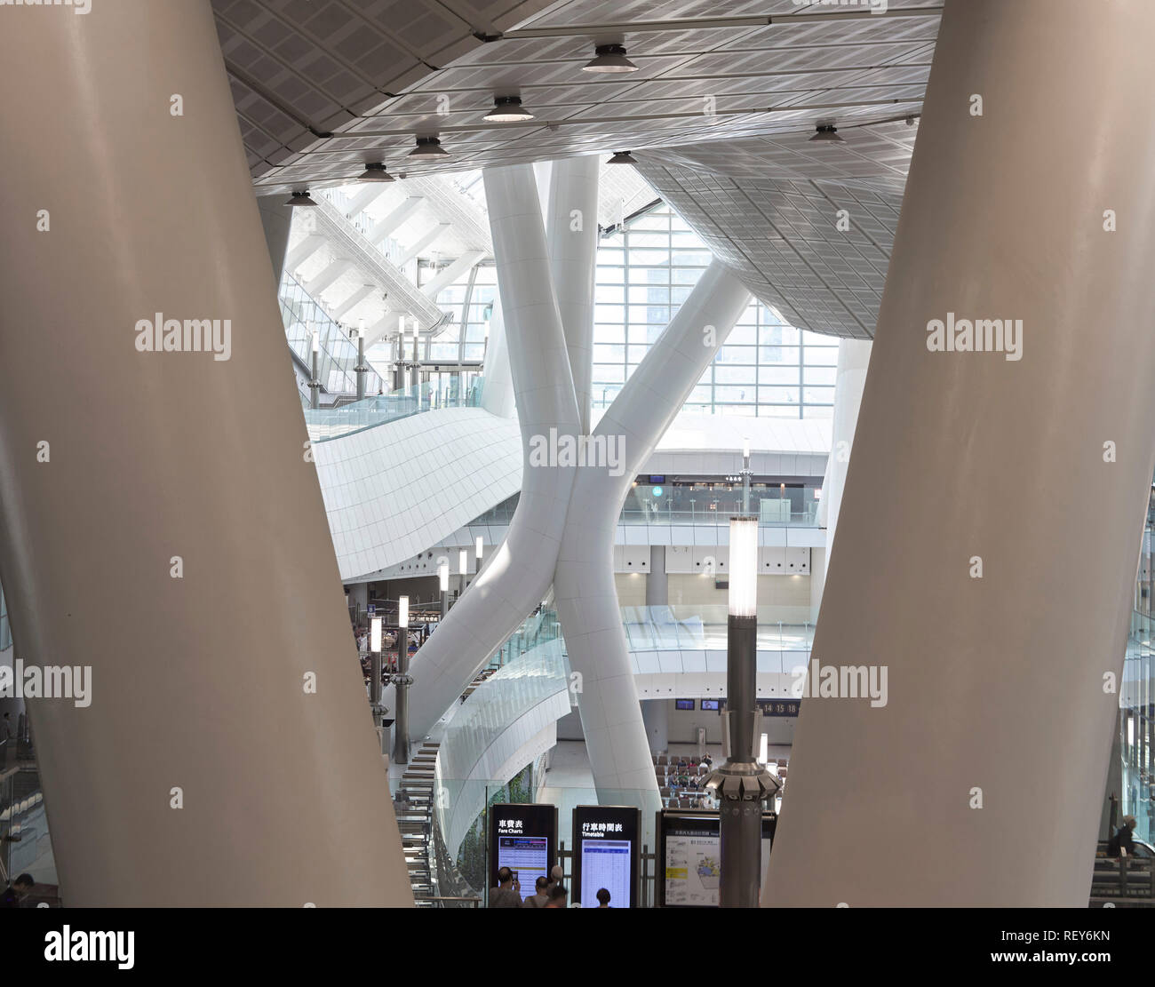 Vista interna guardando verso il basso e verso la zona di partenza. A ovest della stazione di Kowloon, Hong Kong, Cina. Architetto: Andrew Bromberg Aedas, 2018. Foto Stock