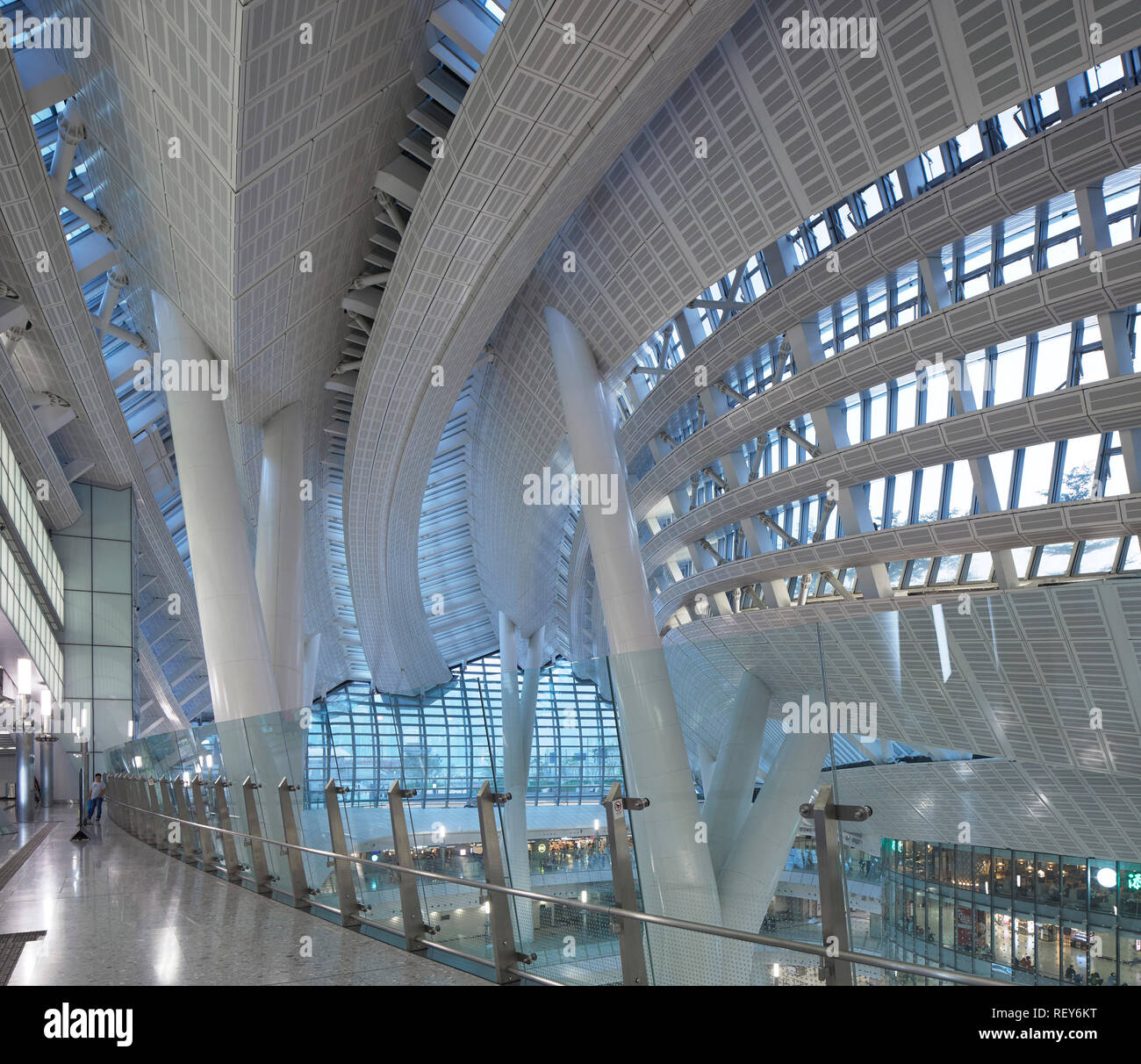 Vista interna guardando verso il lato del porto. A ovest della stazione di Kowloon, Hong Kong, Cina. Architetto: Andrew Bromberg Aedas, 2018. Foto Stock