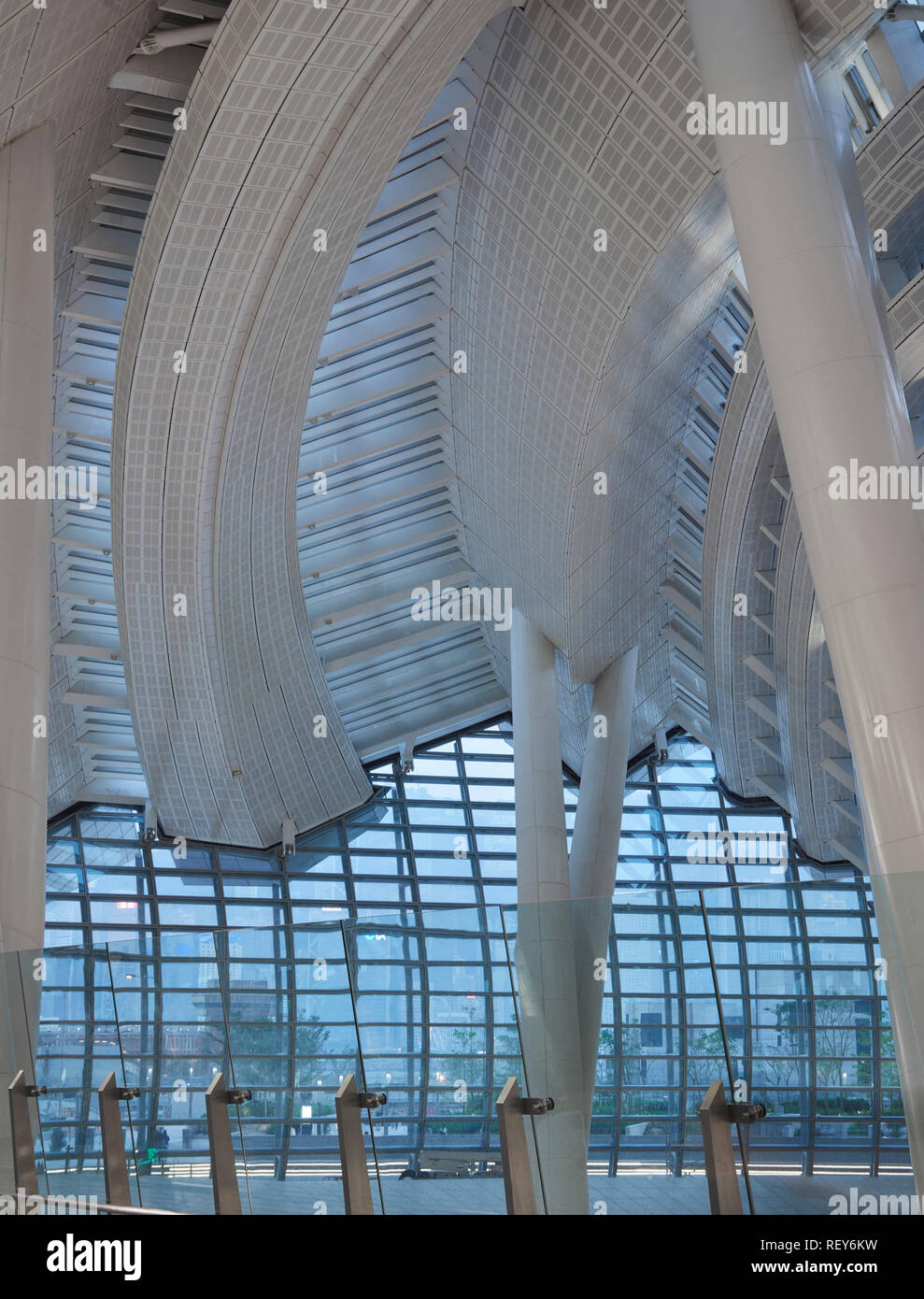 Vista interna guardando verso il lato del porto. A ovest della stazione di Kowloon, Hong Kong, Cina. Architetto: Andrew Bromberg Aedas, 2018. Foto Stock