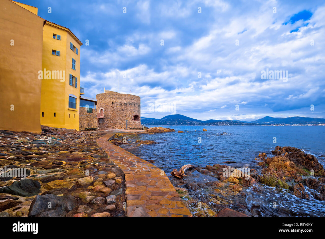 Saint Tropez borgo vecchio vista fronte mare, famosa destinazione turistica sulla Cote d Azur, Alpes-Maritimes dipartimento nel sud della Francia Foto Stock