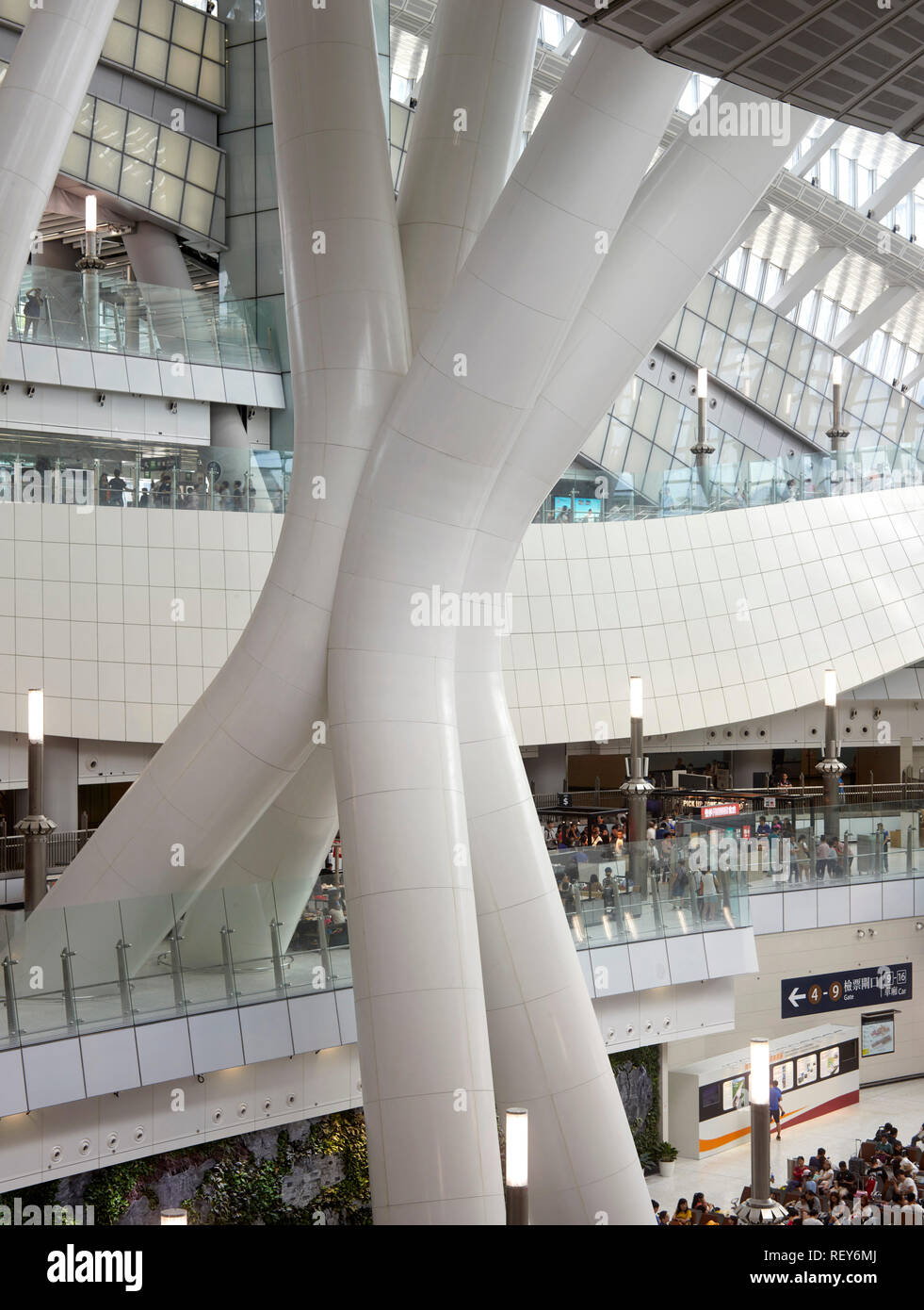 Vista interna guardando verso il basso e verso la zona di partenza. A ovest della stazione di Kowloon, Hong Kong, Cina. Architetto: Andrew Bromberg Aedas, 2018. Foto Stock