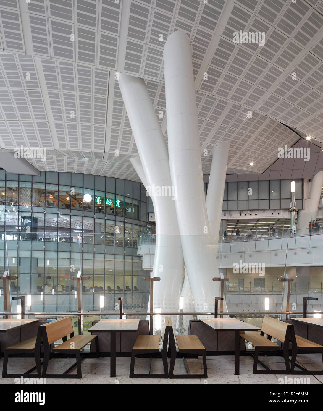 Vista interna che mostra il livello superiore con food court. A ovest della stazione di Kowloon, Hong Kong, Cina. Architetto: Andrew Bromberg Aedas, 2018. Foto Stock