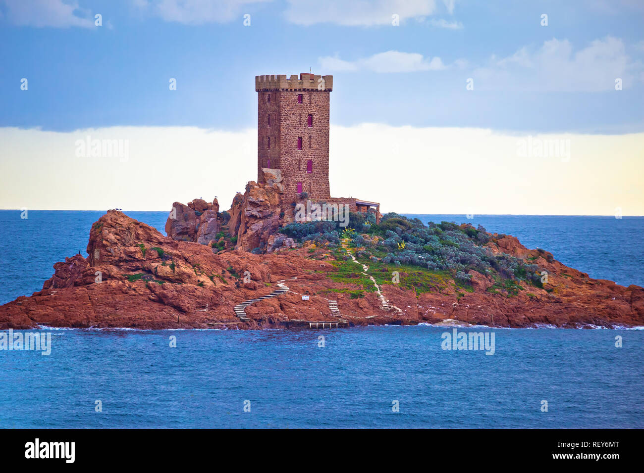 Ile d'o isola e la torre in Costa Azzurra arcipelago, Alpes-Maritimes regione della Francia Foto Stock