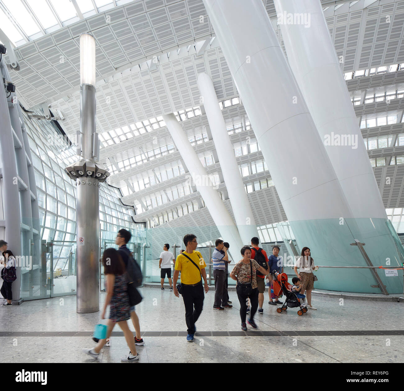 Porto di entrata laterale. A ovest della stazione di Kowloon, Hong Kong, Cina. Architetto: Andrew Bromberg Aedas, 2018. Foto Stock