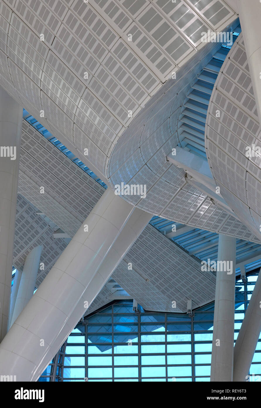 Abstract tetto della struttura di dettaglio. A ovest della stazione di Kowloon, Hong Kong, Cina. Architetto: Andrew Bromberg Aedas, 2018. Foto Stock
